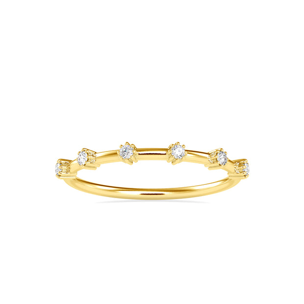 round cut prong diamond ring in yellow gold